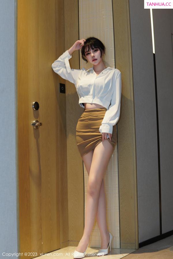   [XiuRen]高清写真图 2023.01.10 No.6111 桃桃子_ 短裙美腿第17张图片